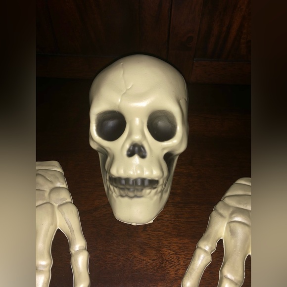 ☠️ SPOOKY SKELETON DECOR SET ☠️ - Picture 2 of 3